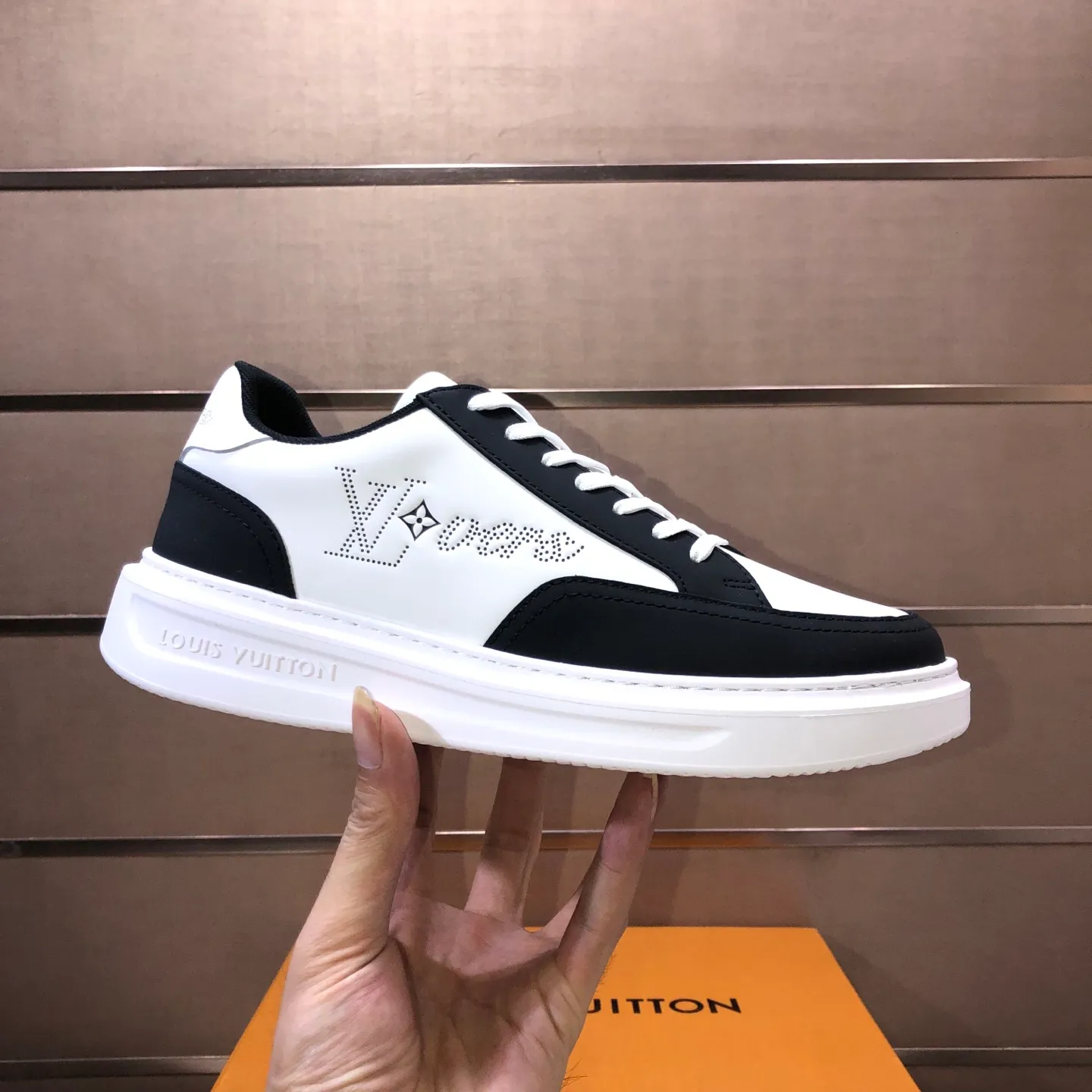 Factory batch 640💰original development, quality shipment, welcome to compare - LV sneaker series sports shoes introduce the loose silhouette of the ready-to-wear series into the spring and summer men's wear shows and make an eye-catching appearance. The cow leather upper is combined with rough fabric laces, and colorful beading highlights the brand's classic elements. LV letters mark the tongue and Monogram floral outsole. Mixed materials Made of top-grain cowhide, thick shoelace design, large Monogram print on the side, mesh lining and cotton feet, the comfort is as extreme as ever, premium heritage, quality first, worth owning! Size: Men’s 38-45 (45 is custom-made and cannot be returned or exchanged)